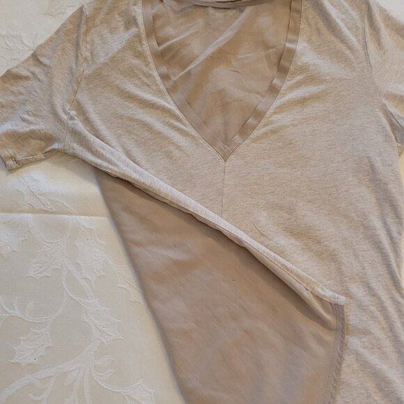 NWOT Under Armour Studio SUP Plunge V-Neck Short Sleeve Shirt Medium - Picture 5 of 8